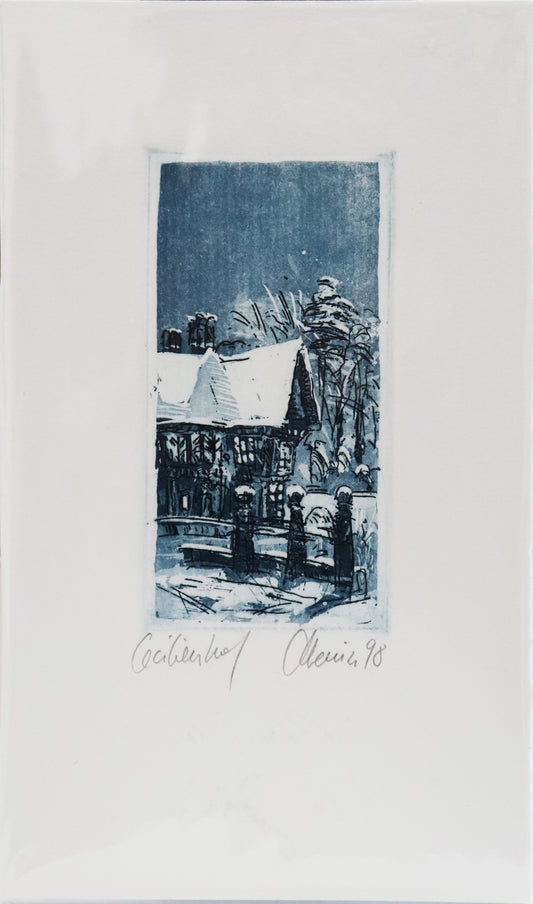 Radierung von Christian Heinze, Titel "Cecilienhof" auf Büttenpapier mit Büttenrand. Blick auf einen Teil des Cecilienhofes in verschneiter Landschaft mit Bäumen Hintergrund, in Blautönen. Unterhalb der Radierung Signatur und Auflagennummer. Erhältlich bei Galerie Waldbach - What The Artist Made