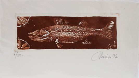 Radierung von Christian Heinze  auf Büttenpapier mit Büttenrand. Darstellung eines Fisches mit glänzenden Schuppen, in ockerrotem Ton. Erhältlich bei Galerie Waldbach - What The Artist Made
