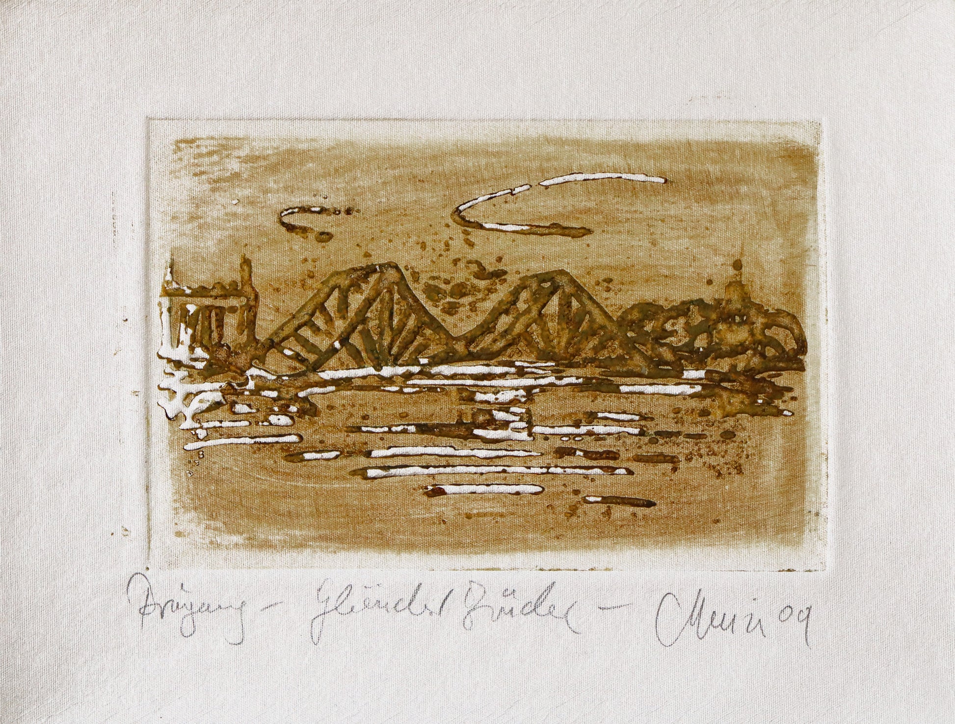 Radierung, signiert von Christian Heinze, Titel „Glienicker Brücke“ – Farbige Radierung, Büttenpapier mit Büttenrand, Blick zur Brücke, im Vordergrund Tiefer See/Havel, Potsdamer historische Architektur. Unten am Bildrand der Bildtitel und Signatur. In Ockertönen - erhältlich bei Galerie Waldbach - What The Artist Made