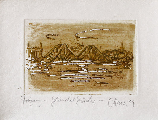 Radierung, signiert von Christian Heinze, Titel „Glienicker Brücke“ – Farbige Radierung, Büttenpapier mit Büttenrand, Blick zur Brücke, im Vordergrund Tiefer See/Havel, Potsdamer historische Architektur. Unten am Bildrand der Bildtitel und Signatur. In Ockertönen - erhältlich bei Galerie Waldbach - What The Artist Made