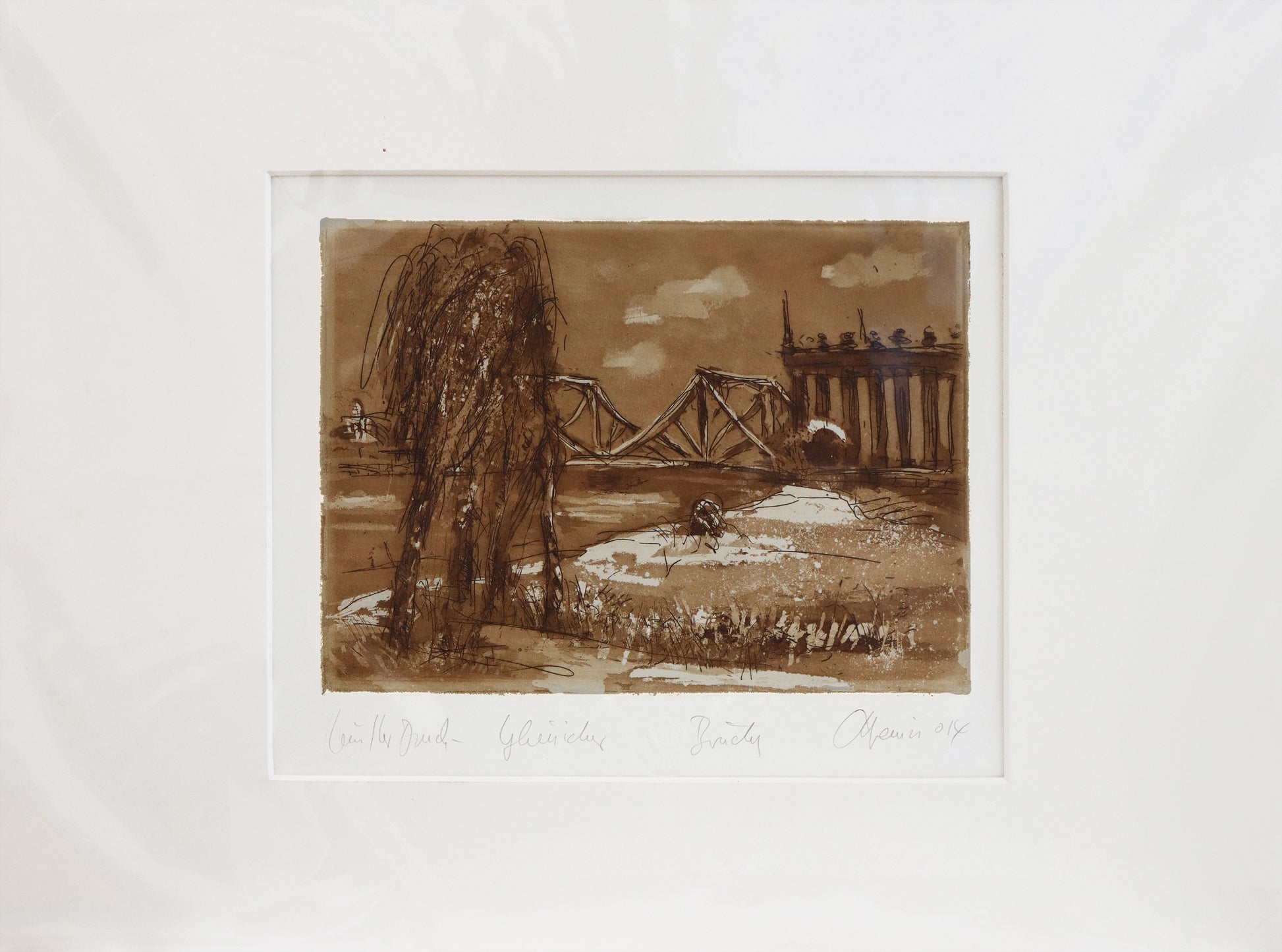 Radierung, signiert von Christian Heinze, Titel „Glienicker Brücke“ –  Radierung im Passepartout, Büttenpapier, Blick zur Glienicker Brücke von Potsdam aus, im Vordergrund Weidenbaum, im Hintergrund Kolonnaden und Brücke,  Potsdamer historische Architektur. Unten am Bildrand der Bildtitel, Prägestempel und Signatur. In Sepiatönen - erhältlich bei Galerie Waldbach - What The Artist Made