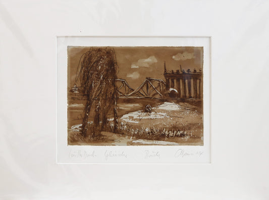 Radierung, signiert von Christian Heinze, Titel „Glienicker Brücke“ –  Radierung im Passepartout, Büttenpapier, Blick zur Glienicker Brücke von Potsdam aus, im Vordergrund Weidenbaum, im Hintergrund Kolonnaden und Brücke,  Potsdamer historische Architektur. Unten am Bildrand der Bildtitel, Prägestempel und Signatur. In Sepiatönen - erhältlich bei Galerie Waldbach - What The Artist Made
