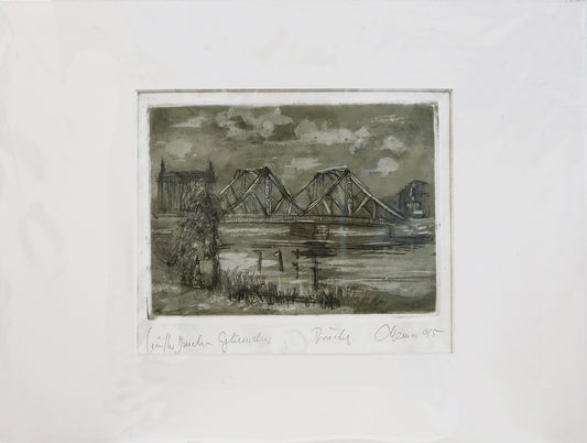 Radierung, signiert von Christian Heinze, Titel „Glienicker Brücke“ –  Radierung im Passepartout, Büttenpapier, Blick zur Glienicker Brücke von Potsdam aus, im Vordergrund Wasser der Havel, Potsdamer historische Architektur. Unten am Bildrand der Bildtitel und Signatur. In Grautönen - erhältlich bei Galerie Waldbach - What The Artist Made