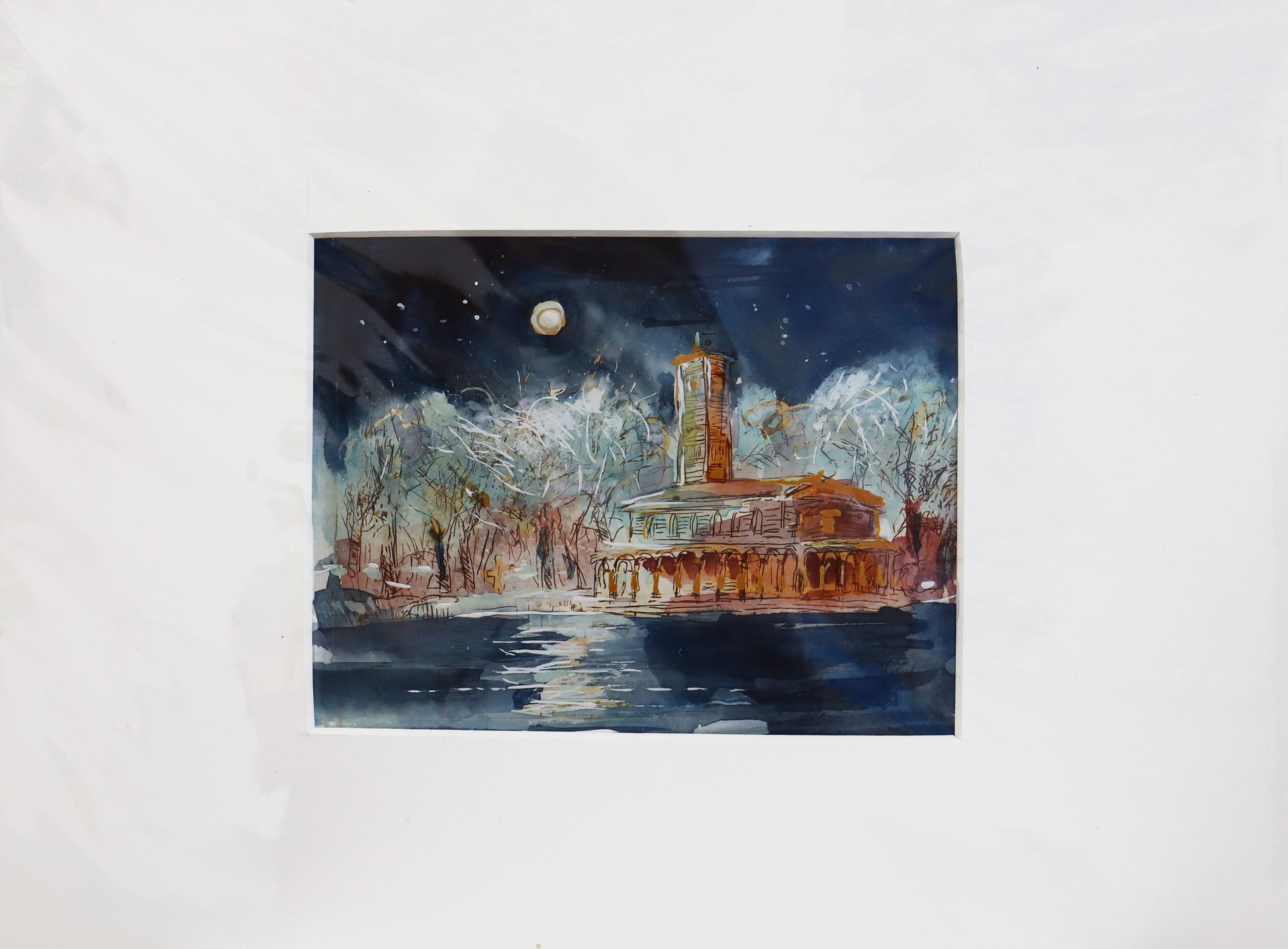 Radierung, signiert von Christian Heinze, Titel „Heilandskirche Sacrow“ –  Farbige Radierung und Aquarell, Büttenpapier in Passepartout, Blick zur Heilandskirche vom Glienicker Park aus, im Vordergrund Wasser der Havel, Potsdamer historische Architektur.  In gedeckten Farben, Nachtstimmung mit Vollmond, winterlich - erhältlich bei Galerie Waldbach - What The Artist Made