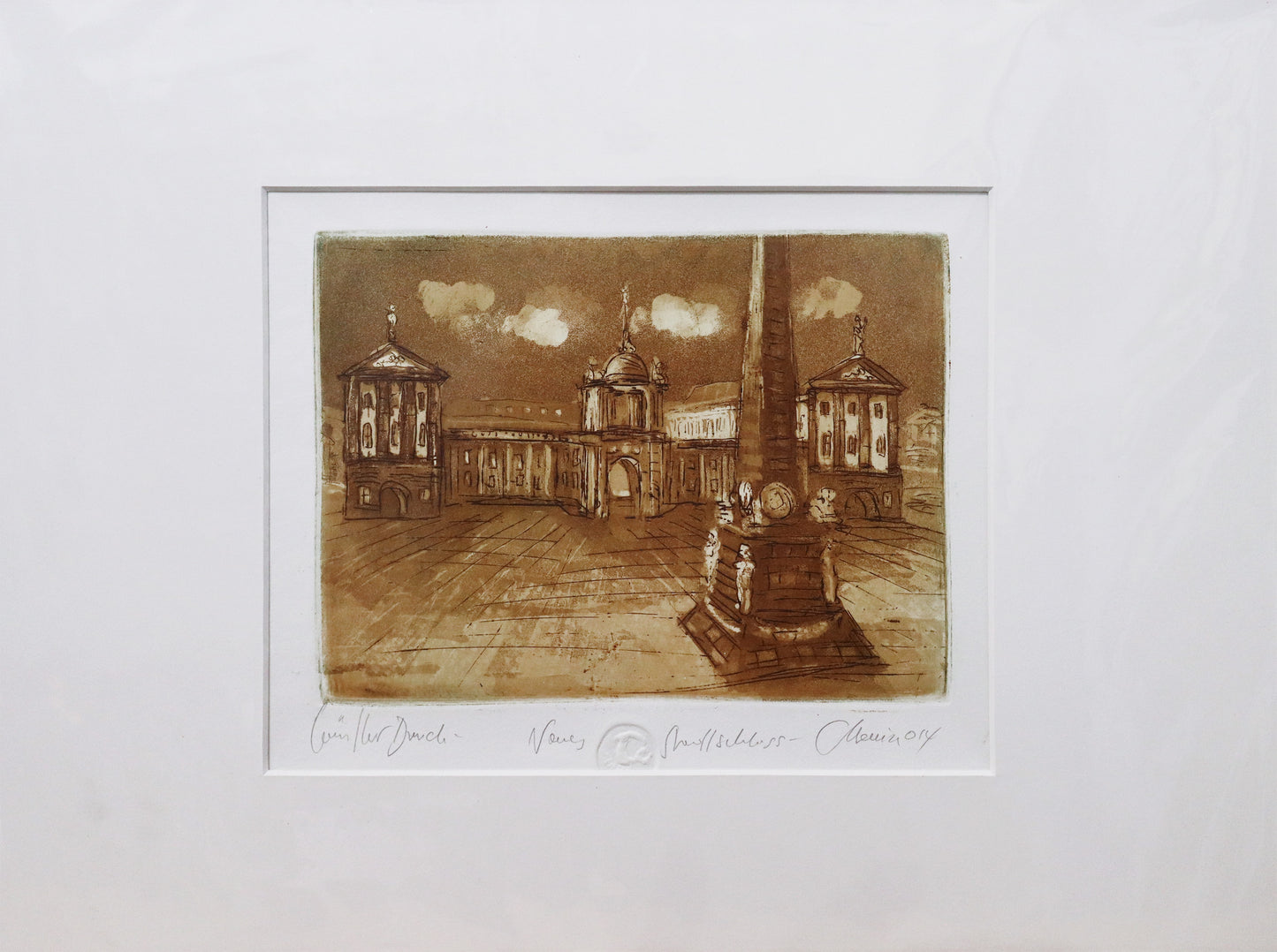 Radierung, signiert von Christian Heinze, Titel „Neues Stadtschloss“ –  Farbige Radierung, Büttenpapier mit Büttenrand, Blick zum Neuen Stadtschloss auf dem Alten Markt in Potsdam mit Obelisk im Vordergrund. Potsdamer historische Architektur. Unten am Bildrand der Bildtitel und Signatur. In Sepiatönen, mit Passepartout - erhältlich bei Galerie Waldbach - What The Artist Made