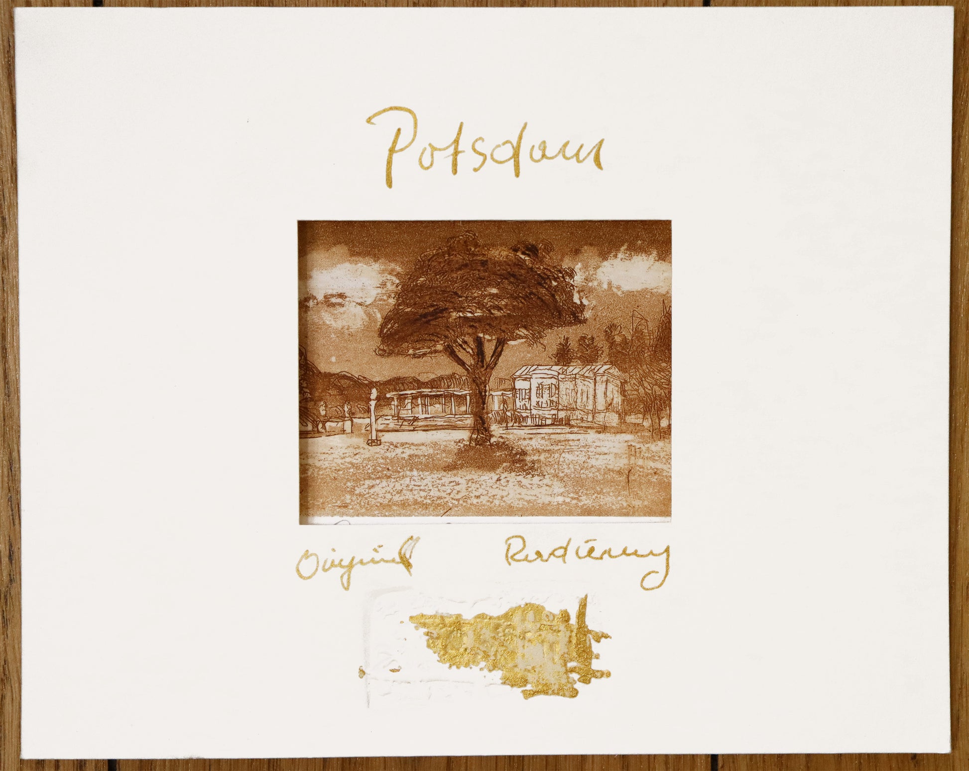 Radierung, signiert von Christian Heinze, Titel „Potsdam, Charlottenhof“ – Farbige Radierung, Ansicht des Passepartouts für die Radierung, mit Sichtausschnitt, Prägeemblem und kalligrafischem Titel - erhältlich bei Galerie Waldbach - What The Artist Made