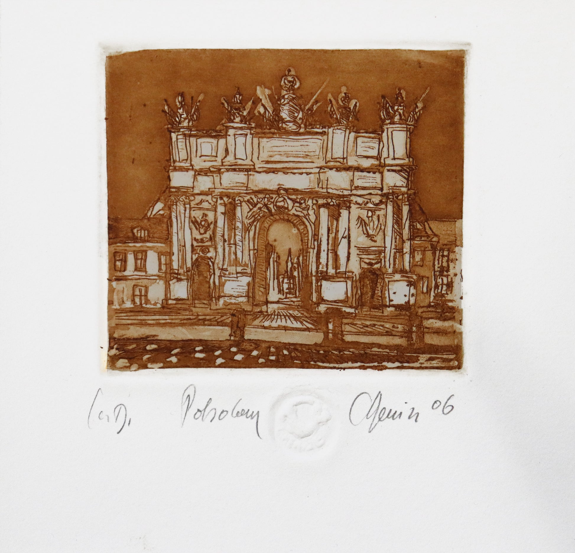 Radierung, signiert von Christian Heinze, Titel „Potsdam“ –  Farbige Radierung, Büttenpapier mit Büttenrand, Blick zum Brandenburger Tor vom Luisenplatz aus, Potsdamer historische Architektur. Unten am Bildrand der Bildtitel und Signatur. In Sepiatönen - erhältlich bei Galerie Waldbach - What The Artist Made