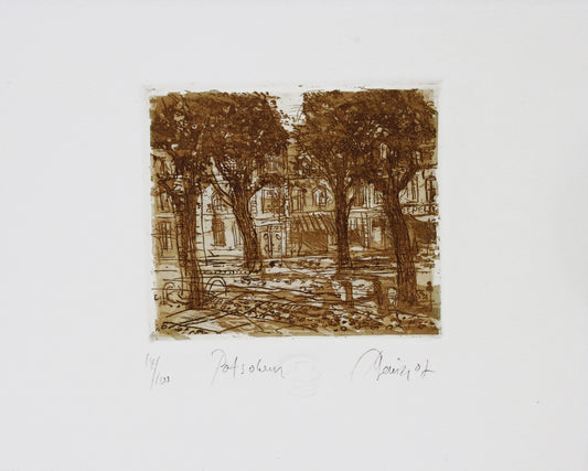 Radierung, signiert von Christian Heinze, Titel „Potsdam“ –  Farbige Radierung, Büttenpapier mit Büttenrand, Straßenansicht in Potsdam, Ladenzeile und historische Häuser im Hintergrund, Baumallee im Vordergrund . Unten am Bildrand der Bildtitel, Prägeemblem und Signatur. In Sepiatönen - erhältlich bei Galerie Waldbach - What The Artist Made