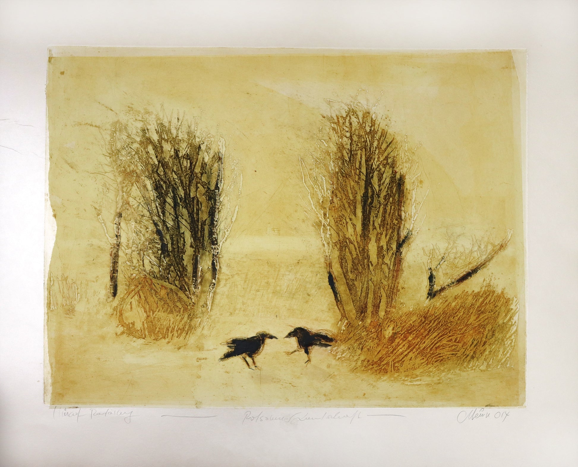 Radierung, signiert von Christian Heinze, Titel „Potsdamer Landschaft“ – Farbige Radierung, Büttenpapier, zwei Raben/Krähen zwischen Bäumen und Sträuchern. in gelb und Ockertönen, Elemente in schwarz, erhältlich bei What The Artist Made.