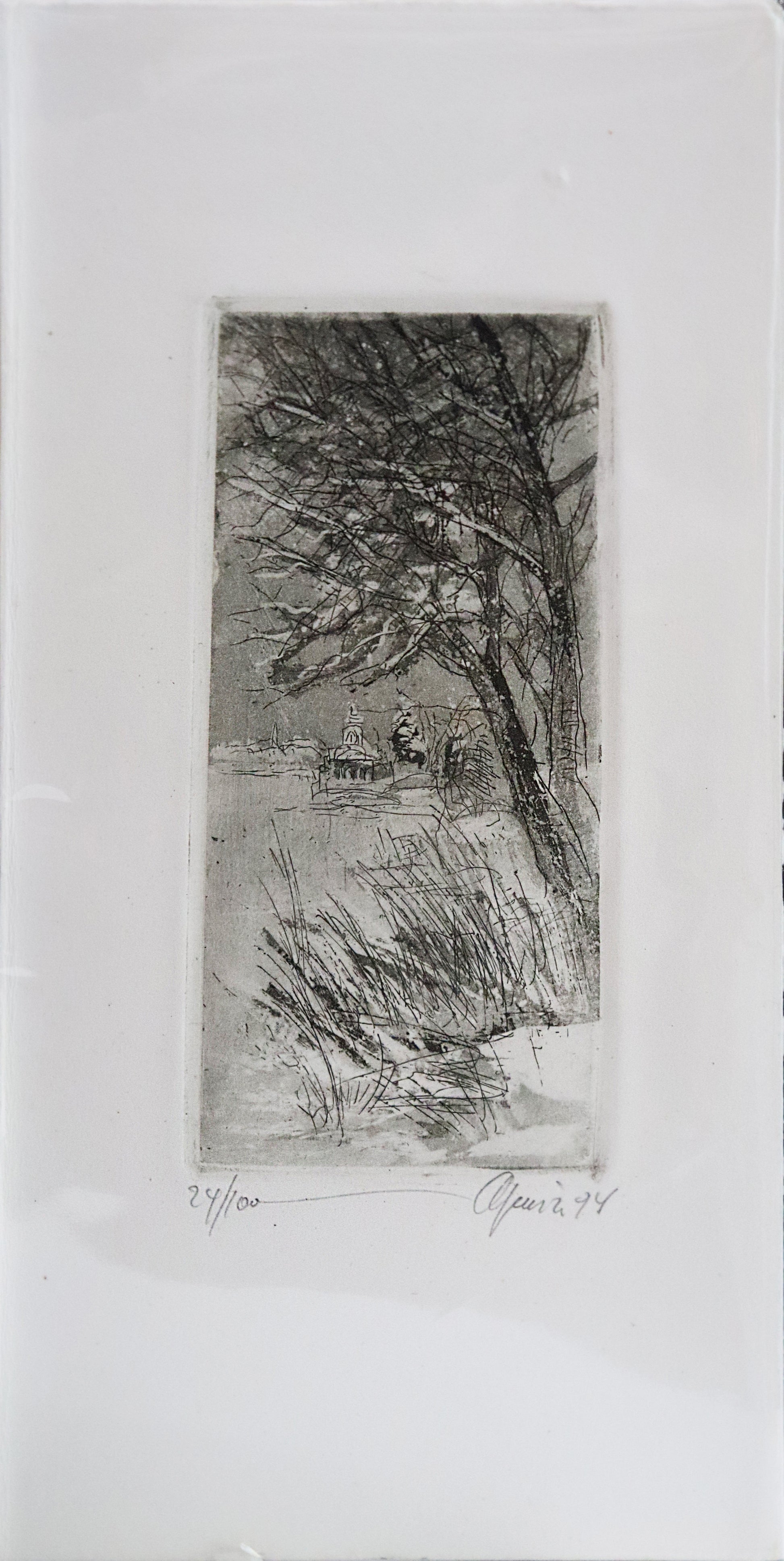 Radierung von Christian Heinze, Titel "Potsdamer Winter" auf Büttenpapier mit Büttenrand. Blick auf Potsdam in verschneiter Landschaft mit Bäumen und Gräsern im Vordergrund, in Graustufen. Unterhalb der Radierung Signatur und Auflagennummer. Erhältlich bei Galerie Waldbach - What The Artist Made