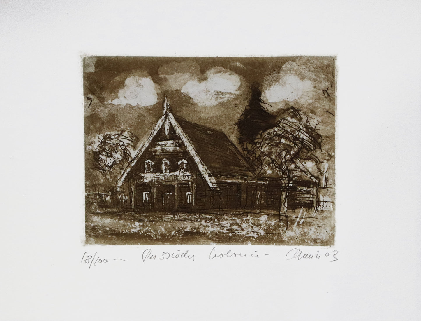 Radierung, signiert von Christian Heinze, Titel „Russische Kolonie“ –  Farbige Radierung, Büttenpapier mit Büttenrand, Blick auf ein typisches Kolonistenhaus in der Russischen Kolonie mit Bäumen, Potsdamer historische Architektur. Unten am Bildrand der Bildtitel und Signatur. In Sepiatönen - erhältlich bei Galerie Waldbach - What The Artist made