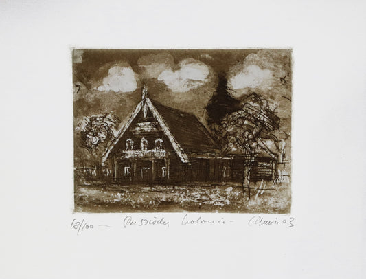 Radierung, signiert von Christian Heinze, Titel „Russische Kolonie“ –  Farbige Radierung, Büttenpapier mit Büttenrand, Blick auf ein typisches Kolonistenhaus in der Russischen Kolonie mit Bäumen, Potsdamer historische Architektur. Unten am Bildrand der Bildtitel und Signatur. In Sepiatönen - erhältlich bei Galerie Waldbach - What The Artist made