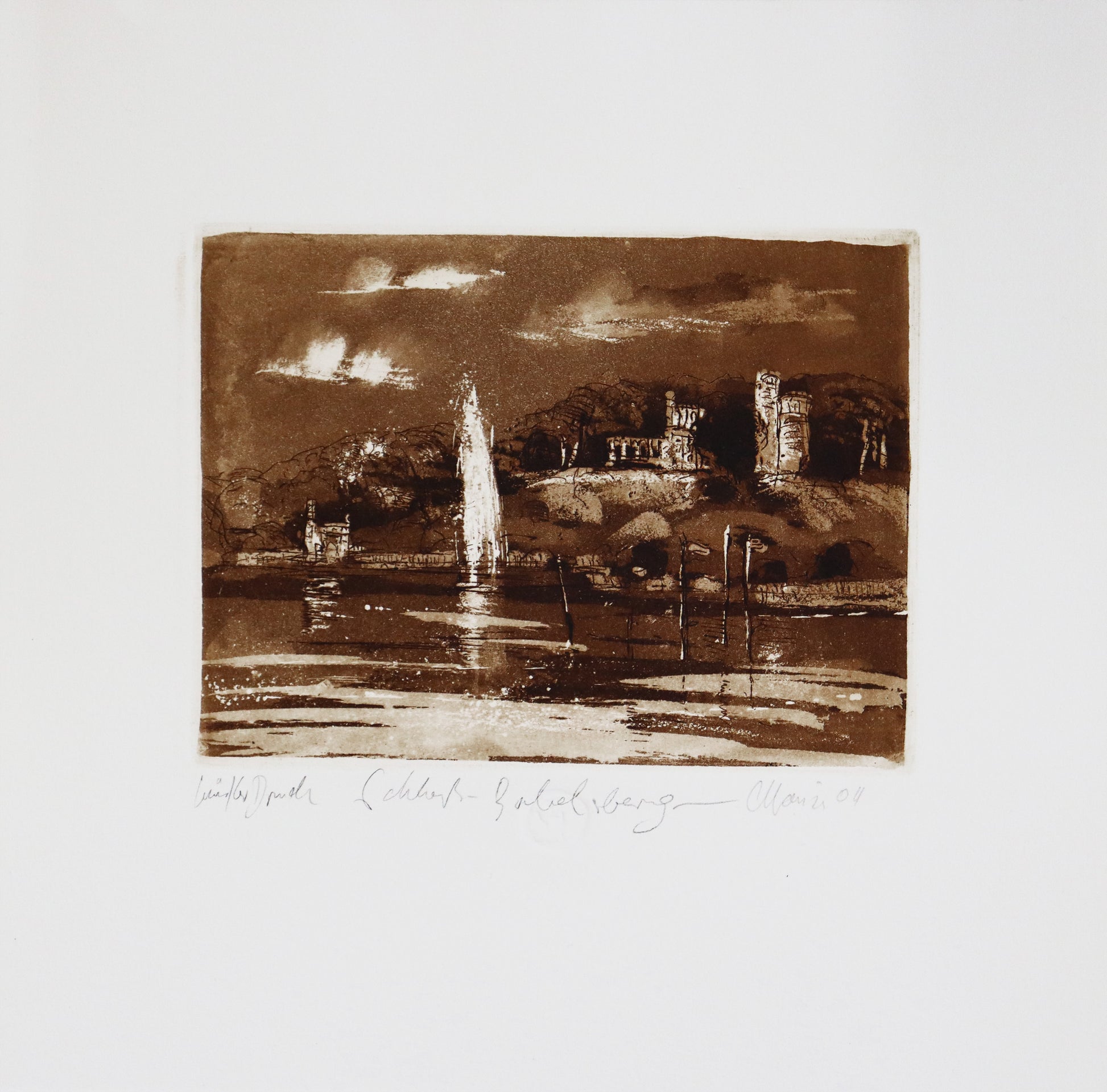 Radierung, signiert von Christian Heinze, Titel „Schloss Babelsberg“ –  Farbige Radierung, Büttenpapier mit Büttenrand, Blick zum Schloss, Dampfmaschinenhaus und Fontäne von Klein Glienicke  aus, im Vordergrund Wasser der Havel, Potsdamer historische Architektur. Unten am Bildrand der Bildtitel und Signatur. In Sepiatönen - erhältlich bei Galerie Waldbach - What The Artist Made
