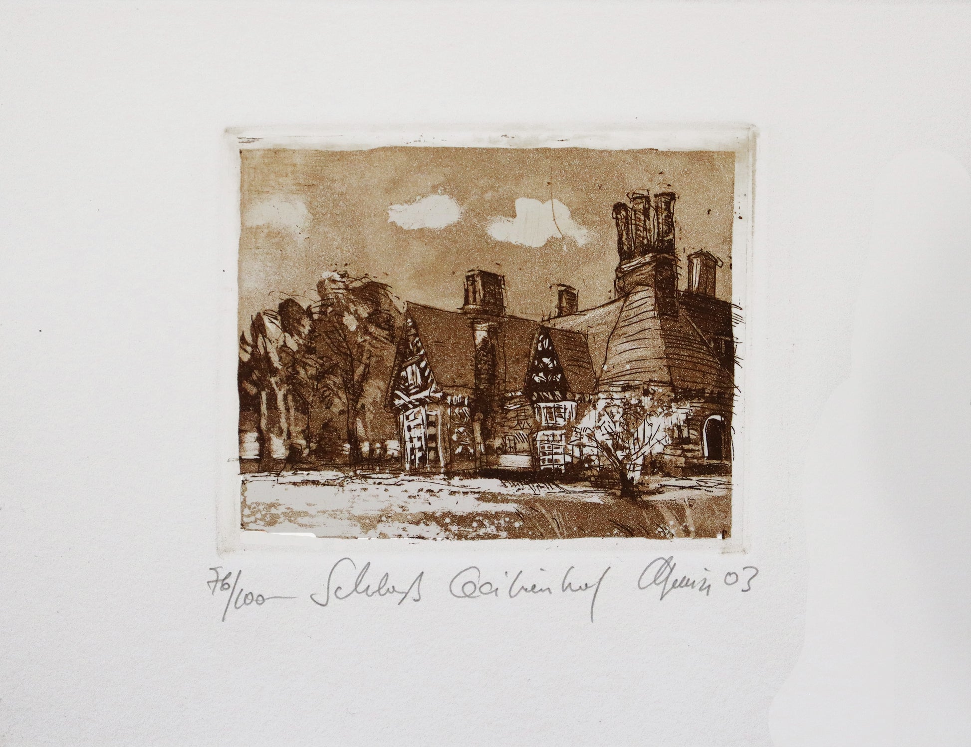 Radierung, signiert von Christian Heinze, Titel „Schloß Cecilienhof“ –  Farbige Radierung, Büttenpapier mit Büttenrand, Blick auf einen Teil des Schlosses, Fachwerkarchitektur, umgeben von Parklandschaft. Unten am Bildrand der Bildtitel und Signatur. In Sepiatönen - erhältlich bei Galerie Waldbach - What The Artist Made