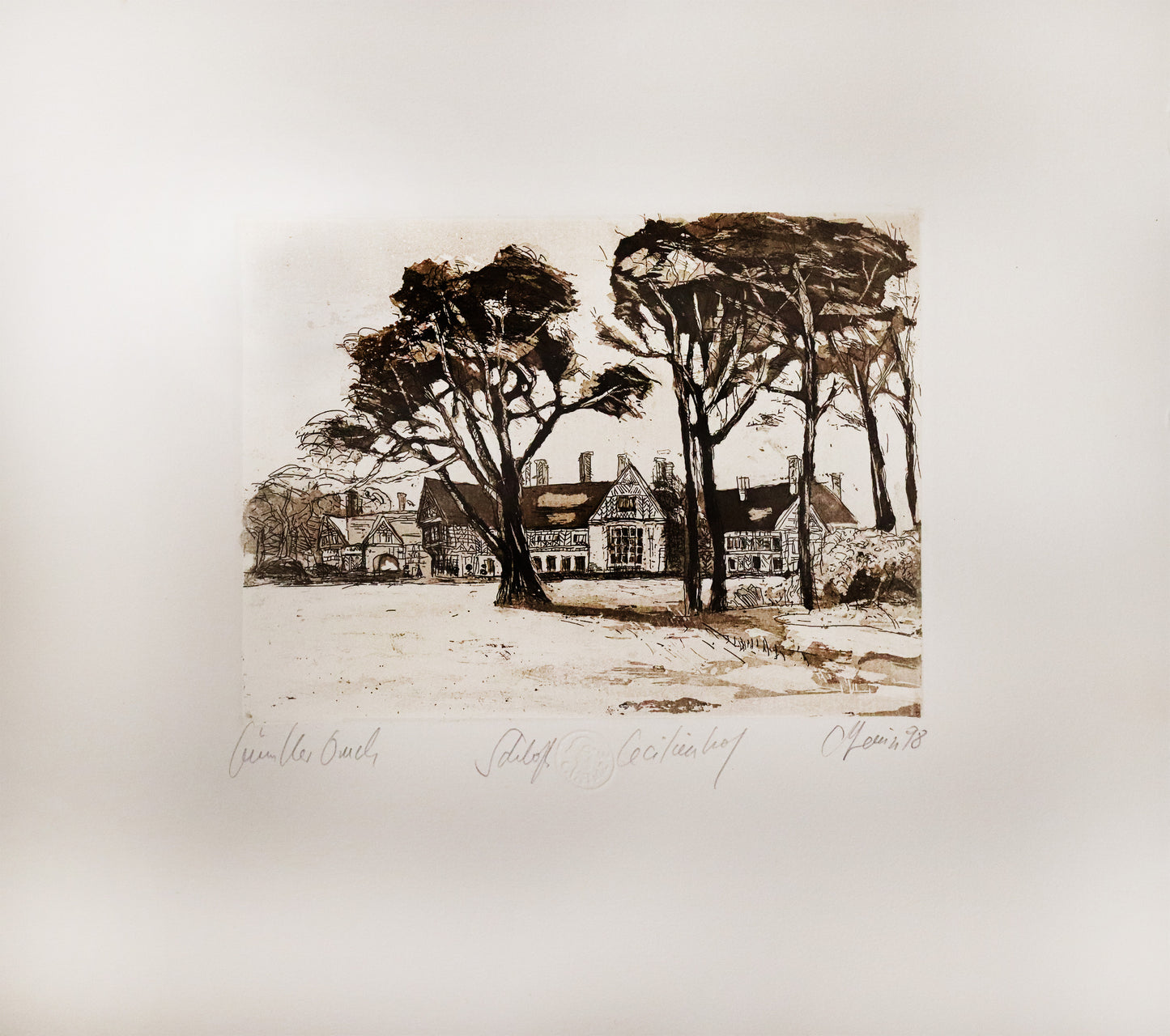 Radierung, signiert von Christian Heinze, Titel „Schloss Cecilienhof“ –  Farbige Radierung, Büttenpapier mit Büttenrand, Blick zum Schloss Cecilienhof mit Bäumen im Vordergrund. Potsdamer historische Architektur und Parklandschaft. Unter der Radierung der Bildtitel und Signatur. In Sepiatönen, mit Passepartout - erhältlich bei Galerie Waldbach - What The Artist Made