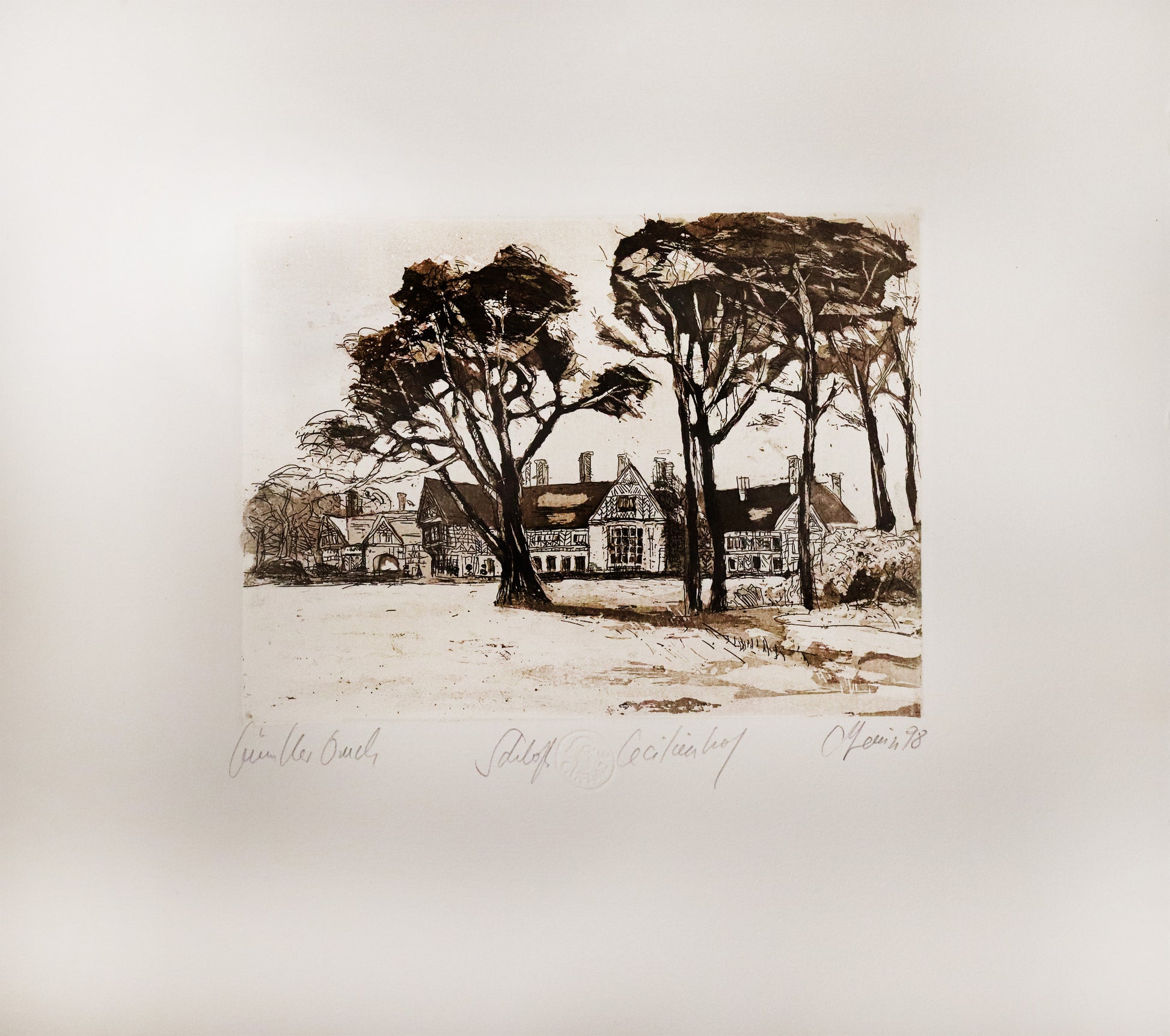 Radierung, signiert von Christian Heinze, Titel „Schloss Cecilienhof“ –  Farbige Radierung, Büttenpapier mit Büttenrand, Blick zum Schloss Cecilienhof mit Bäumen im Vordergrund. Potsdamer historische Architektur und Parklandschaft. Unter der Radierung der Bildtitel und Signatur. In Sepiatönen, mit Passepartout - erhältlich bei Galerie Waldbach - What The Artist Made