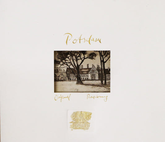 Radierung, signiert von Christian Heinze, Titel „Schloss Cecilienhof“ –  Farbige Radierung, Büttenpapier mit Büttenrand, Ansicht des Passepartouts für die Radierung, mit Sichtausschnitt, Prägeemblem und kalligrafischem Titel. In Sepiatönen, mit Passepartout - erhältlich bei Galerie Waldbach - What The Artist Made