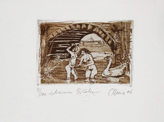 Radierung, signiert von Christian Heinze, Titel „Schwanen Brücke“ –  Farbige Radierung, Büttenpapier mit Büttenrand, Blick auf die historische Schwanenbrücke, zwei Frauen als Akt im Vordergrund mit Schwan, Potsdamer historische Architektur. Unten am Bildrand der Bildtitel und Signatur. In Sepiatönen - erhältlich bei Galerie Waldbach - What The Artist Made