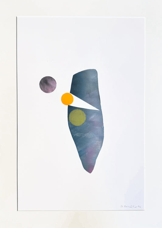 Original Monotypie von Christina Bretschneider, abstrakte Darstellung von Formen: kreisrunde Formen in  grauviolett, orange und grün, die orangenen und grünen Formen angenähert  an eine große dunkelgraue Form, mittig platziert, Monotypie auf Papier, erhältlich bei Galerie Waldbach - What The Artist Made