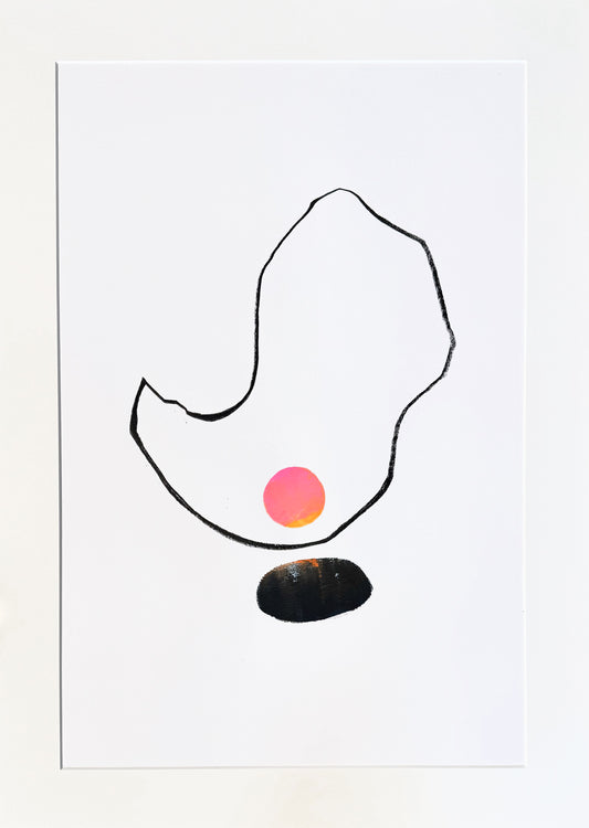 Original Monotypie von Christina Bretschneider, abstrakte Darstellung von Formen: Linie, die abstrakte Form beschreibt, darin eine  rosa-orangene Kreisform, darunter eine schwarze/dunkle Ovalform, mittig platziert. Monotypie auf Papier, erhältlich bei Galerie Waldbach - What The Artist Made