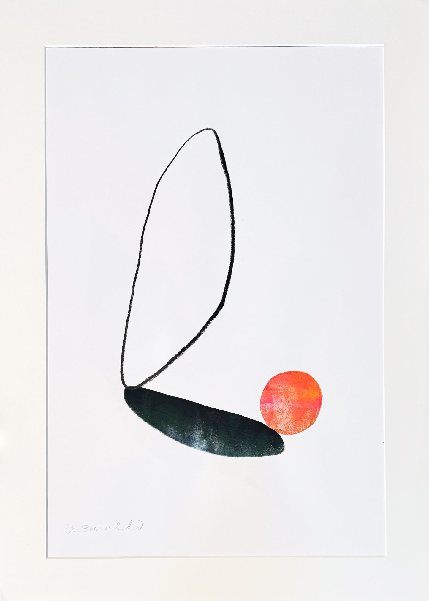 Original Monotypie von Christina Bretschneider, abstrakte Darstellung von Formen: Linie, die abstrakte stehende Form beschreibt, darunter eine schwarze/dunkle Ovalform wie ein Schatten, an ihrem Rand eine orange-rosafarbene Kreisform, alles mittig platziert. Monotypie auf Papier, erhältlich bei Galerie Waldbach - What The Artist Made