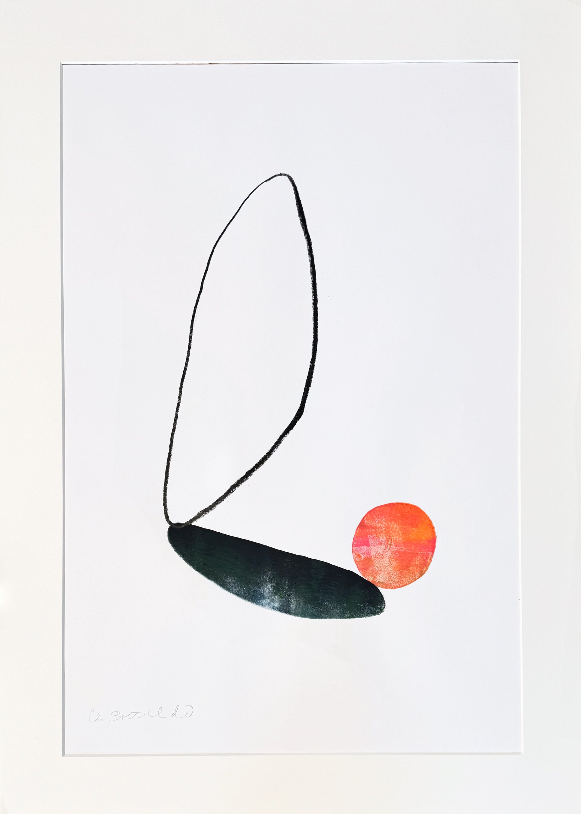 Original Monotypie von Christina Bretschneider, abstrakte Darstellung von Formen: Linie, die abstrakte stehende Form beschreibt, darunter eine schwarze/dunkle Ovalform wie ein Schatten, an ihrem Rand eine orange-rosafarbene Kreisform, alles mittig platziert. Monotypie auf Papier, erhältlich bei Galerie Waldbach - What The Artist Made