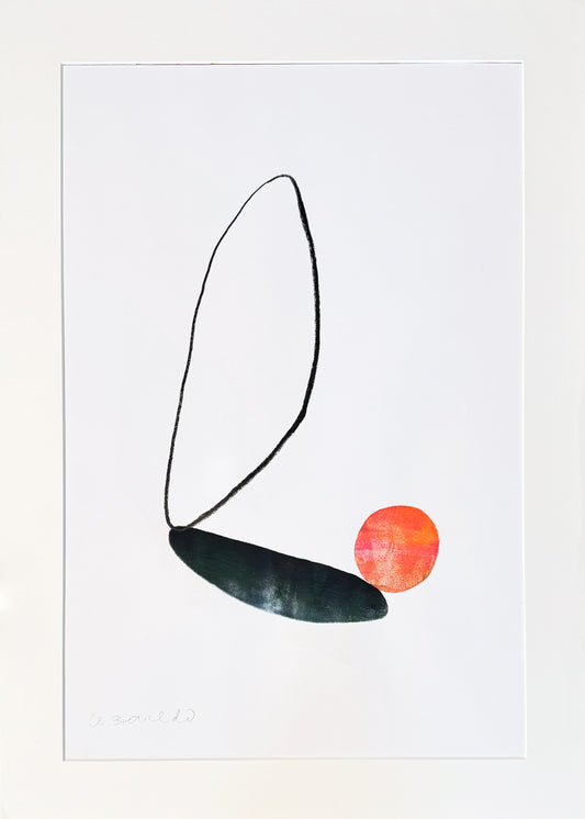 Original Monotypie von Christina Bretschneider, abstrakte Darstellung von Formen: Linie, die abstrakte stehende Form beschreibt, darunter eine schwarze/dunkle Ovalform wie ein Schatten, an ihrem Rand eine orange-rosafarbene Kreisform, alles mittig platziert. Monotypie auf Papier, erhältlich bei Galerie Waldbach - What The Artist Made
