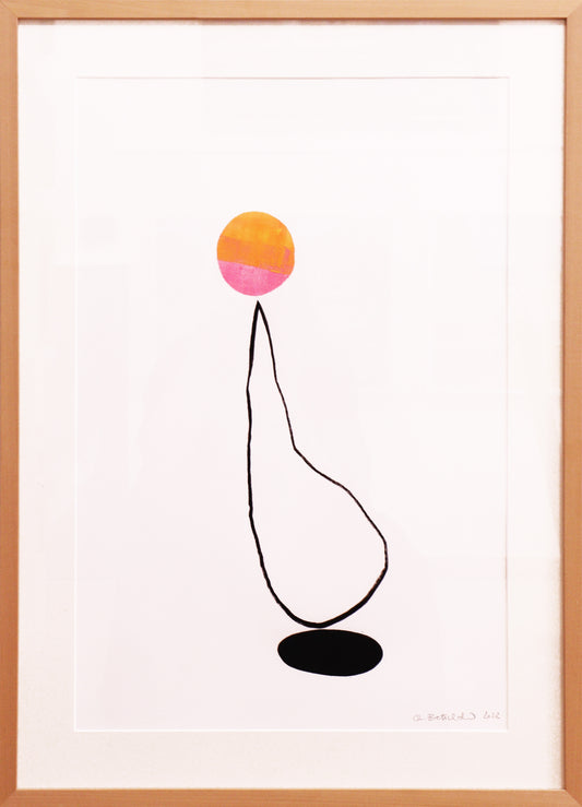 Original Monotypie von Christina Bretschneider, abstrakte Darstellung von Formen: Linie, die abstrakte schwebende Tropfenform beschreibt mit Schattenform in schwarz darunter, eine orange-rosafarbene Kreisform darüber platziert, auf weißem Papiergrund. Monotypie auf Papier, unten rechts Signatur, erhältlich bei Galerie Waldbach - What The Artist Made