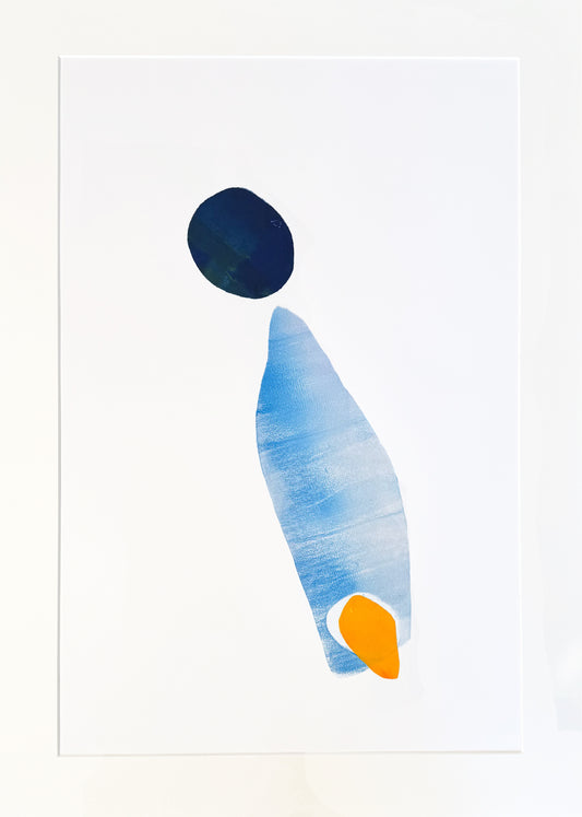 Original Monotypie von Christina Bretschneider, abstrakte Darstellung von Formen: dunkelblau runde Form über hellblauer länglicher Form und kleiner orangener punktartiger Form, Monotypie auf Papier, erhältlich bei Galerie Waldbach - What The Artist Made