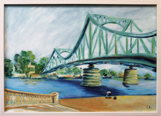 Original Acryl-Malerei, Gemälde von Corina Kroh, Titel „Glienicker Brücke“ – Blick zur Glienicker Brücke, im Vordergrund historische Treppe zum Ufer, am Ufer Angler sitzend, im Hintergrund Volkspark Glienicke mit Parklandschaft und "Große Neugier", in Blau, Ocker und Grün, Acryl auf Leinwand, erhältlich bei Galerie Waldbach - What The Artist Made