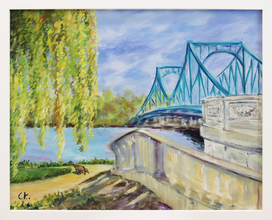 Original Acryl-Malerei, Gemälde von Corina Kroh, Titel „Glienicker Brücke“ – Blick zur Glienicker Brücke, im Vordergrund barocke Elemente der Brücke, Zweige einer Trauerweide, im Hintergrund Ufer der Havel mit Sitzbank, Blau und Grün, Acryl auf Leinwand, erhältlich bei Galerie Waldbach - What The Artist Made