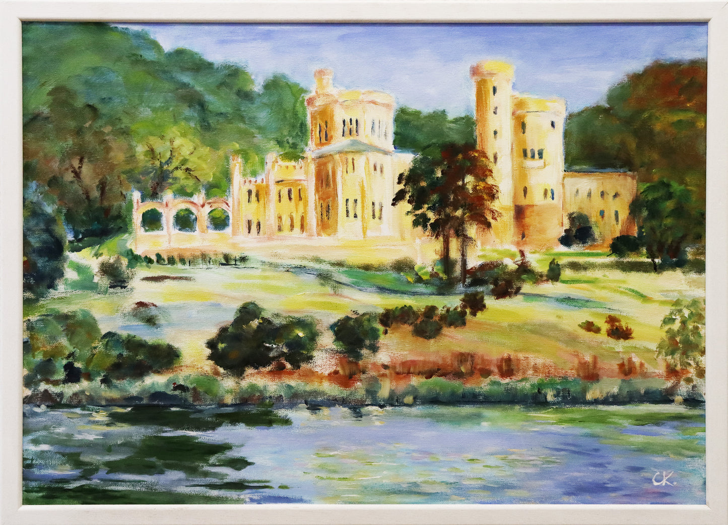 Original Acryl-Malerei, Gemälde von Corina Kroh, Titel „Schloss Babelsberg“ – Blick zum Schloss Babelsberg, im Vordergrund die Glienicker Lake (Gewässer), dahinter das Ufer vom Park Babelsberg  mit Bäumen und Parklandschaft, Ocker und Grün, impressionistische Malweise, Acryl auf Leinwand, erhältlich bei Galerie Waldbach - What The Artist Made