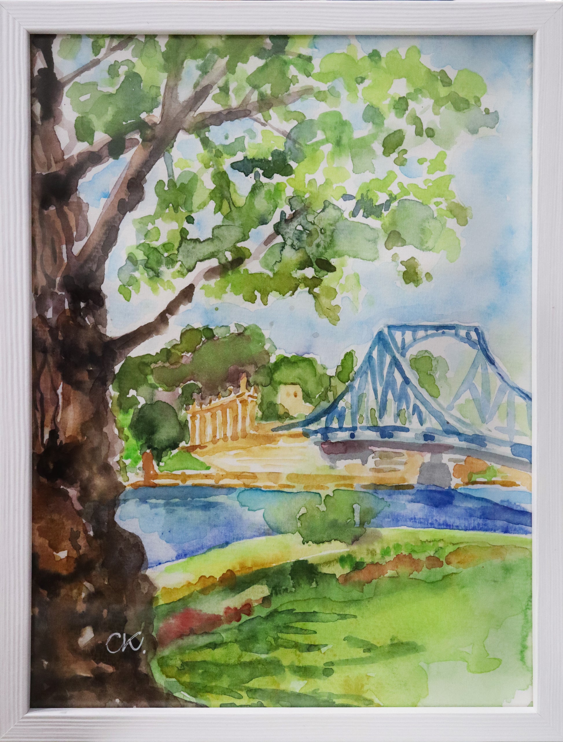 Original Aquarell-Malerei, Gemälde von Corina Kroh, Titel „Glienicker Brücke" – Blick auf die Glienicker Brücke und Volkspark Glienicke. Im Vordergrund Parklandschaft, Baum am linken Bildrand gemalt auf Papier, gerahmt im weißen Holzrahmen. Signatur unten links - erhältlich bei Galerie Waldbach - What The Artist Made