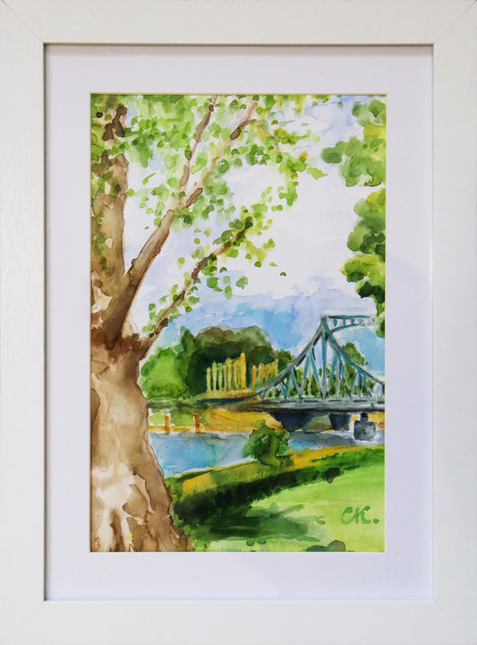 Original Aquarell-Malerei, Gemälde von Corina Kroh, Titel „Glienicker Brücke“ –  Architektur, historische Ansicht in Potsdam, Brücke, Havel, Aquarell auf Papier, in weißem Rahmen, erhältlich bei Galerie Waldbach -  What The Artist Made