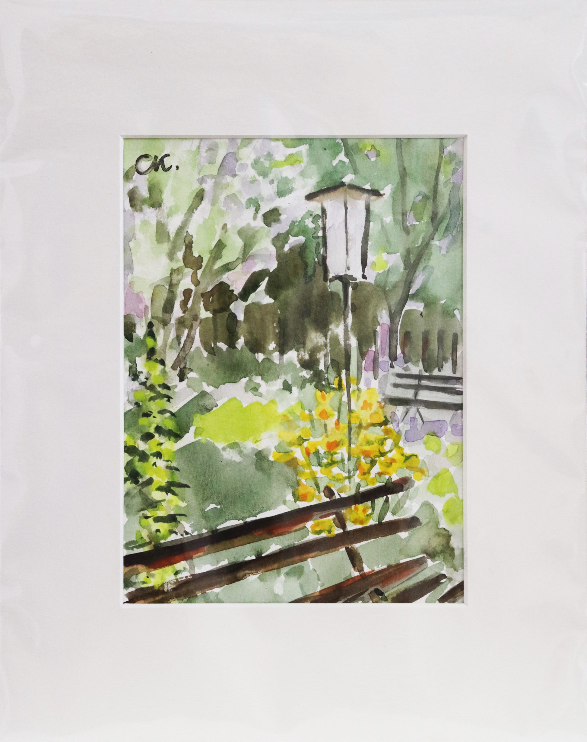 Original Aquarell-Malerei, Gemälde von Corina Kroh, Titel „Pfingstberg Potsdam" – Sicht auf eine Parkbank und Laterne mit Park und Pflanzen im Hintergrund, gemalt auf Papier, mit Passepartout, Signatur oben links - erhältlich bei Galerie Waldbach - What The Artist Made