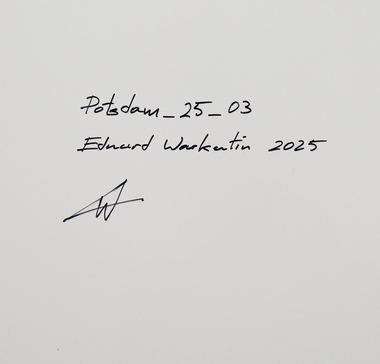 Original Öl-Malerei von Eduard Warkentin, Titel: „Potsdam-25-03“  – Detailaufnahme der Unterschrift von Eduard Warkentin rückseitig, mit Titel und Jahreszahl 2025. Öl auf Dibond, erhältlich bei Galerie Waldbach - What The Artist Made