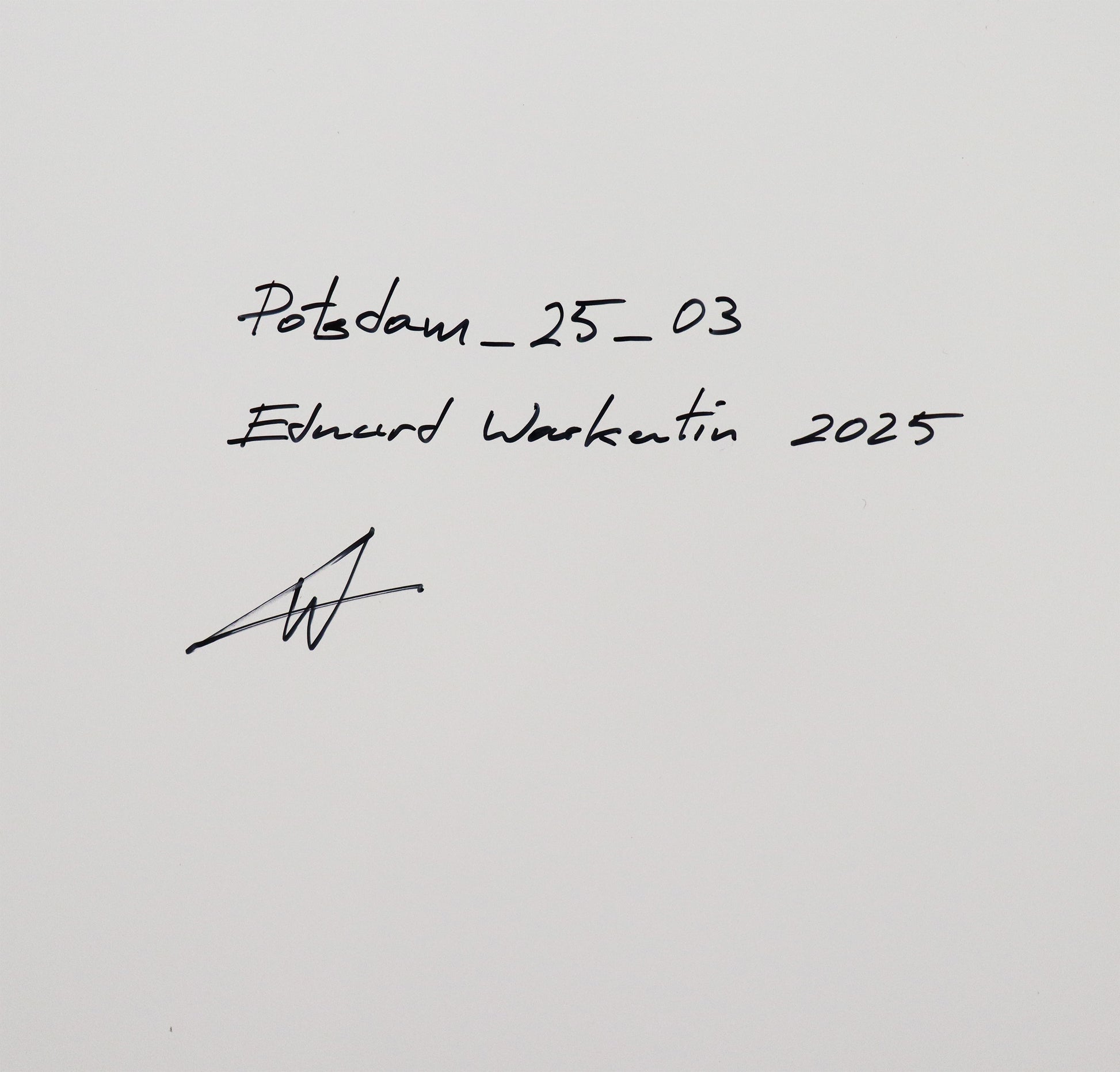 Original Öl-Malerei von Eduard Warkentin, Titel: „Potsdam-25-03“  – Detailaufnahme der Unterschrift von Eduard Warkentin rückseitig, mit Titel und Jahreszahl 2025. Öl auf Dibond, erhältlich bei Galerie Waldbach - What The Artist Made