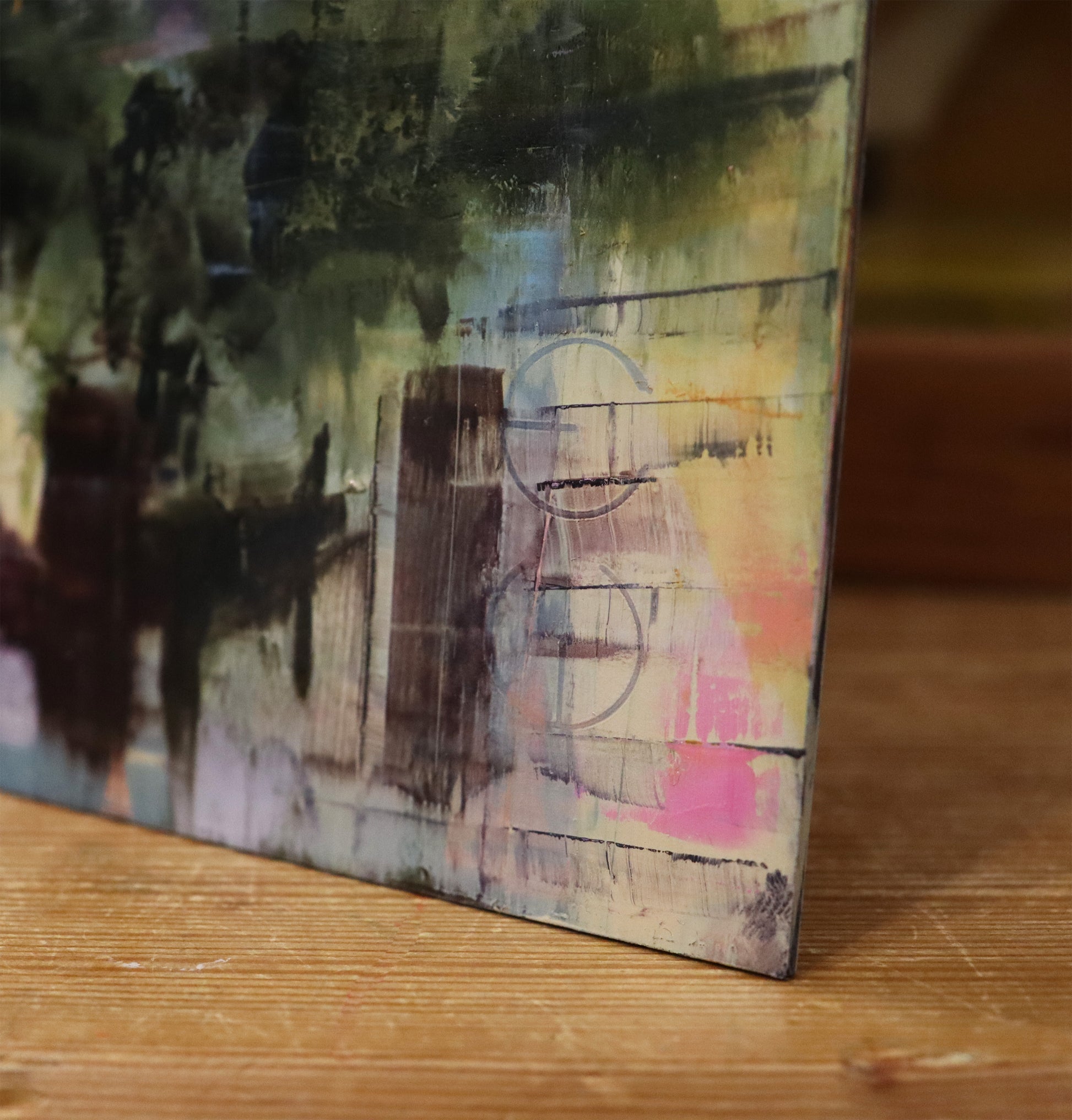 Original Öl-Malerei von Eduard Warkentin, Titel: „Potsdam-25-03“  – Detailaufnahme der Signatur von Eduard Warkentin, E W und des Dibond Panels. Öl auf Dibond, erhältlich bei Galerie Waldbach - What The Artist Made