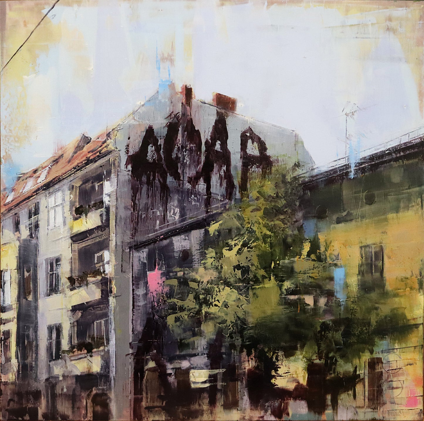 Original Öl-Malerei von Eduard Warkentin, Titel: „Potsdam-25-03“  – zeitgenössische abstrahierte Darstellung von Stadt-Wohnhäusern in Potsdam. Seitlicher Blick, Seitenfront mit Graffiti ACAB sichtbar. Vor dem zweiten Wohnhaus abstrahierte Darstellung eines Baums. Öl auf Dibond, erhältlich bei Galerie Waldbach - What The Artist Made