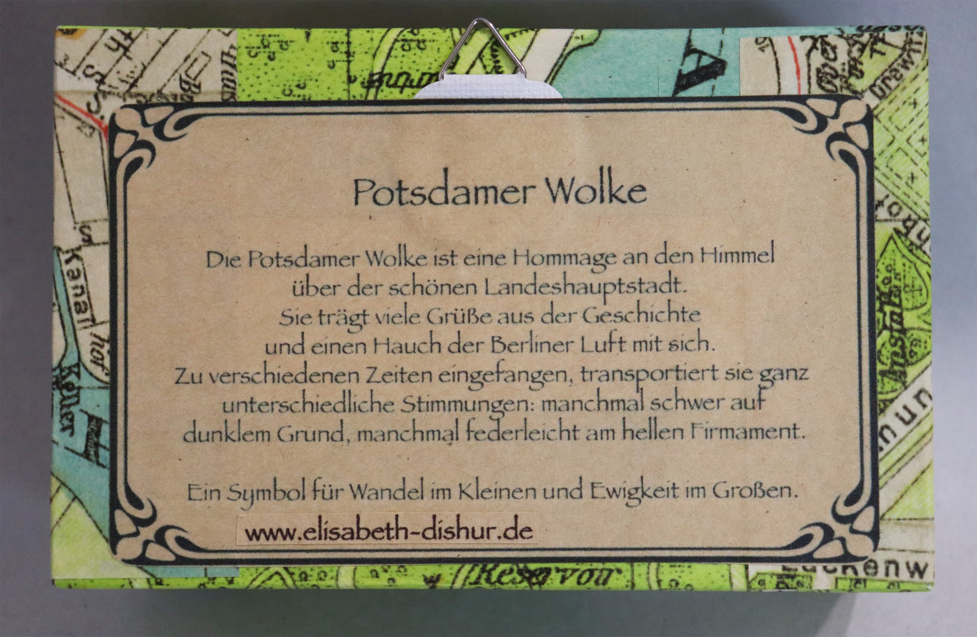 Original Objekt - Assemblage von Elisabeth Dishur, Titel „Potsdamer Wolke" – Objektkiste. Rückansicht, Beschreibung: Potsdamer Wolke, Hommage an den Himmel über der schönsten Landeshauptstadt (Auszug) Papiercollage mit Stadtkarte von Potsdam umfassend auf der Kiste. Aufhänger. Objektcollage, erhältlich bei Galerie Waldbach - What The Artist Made