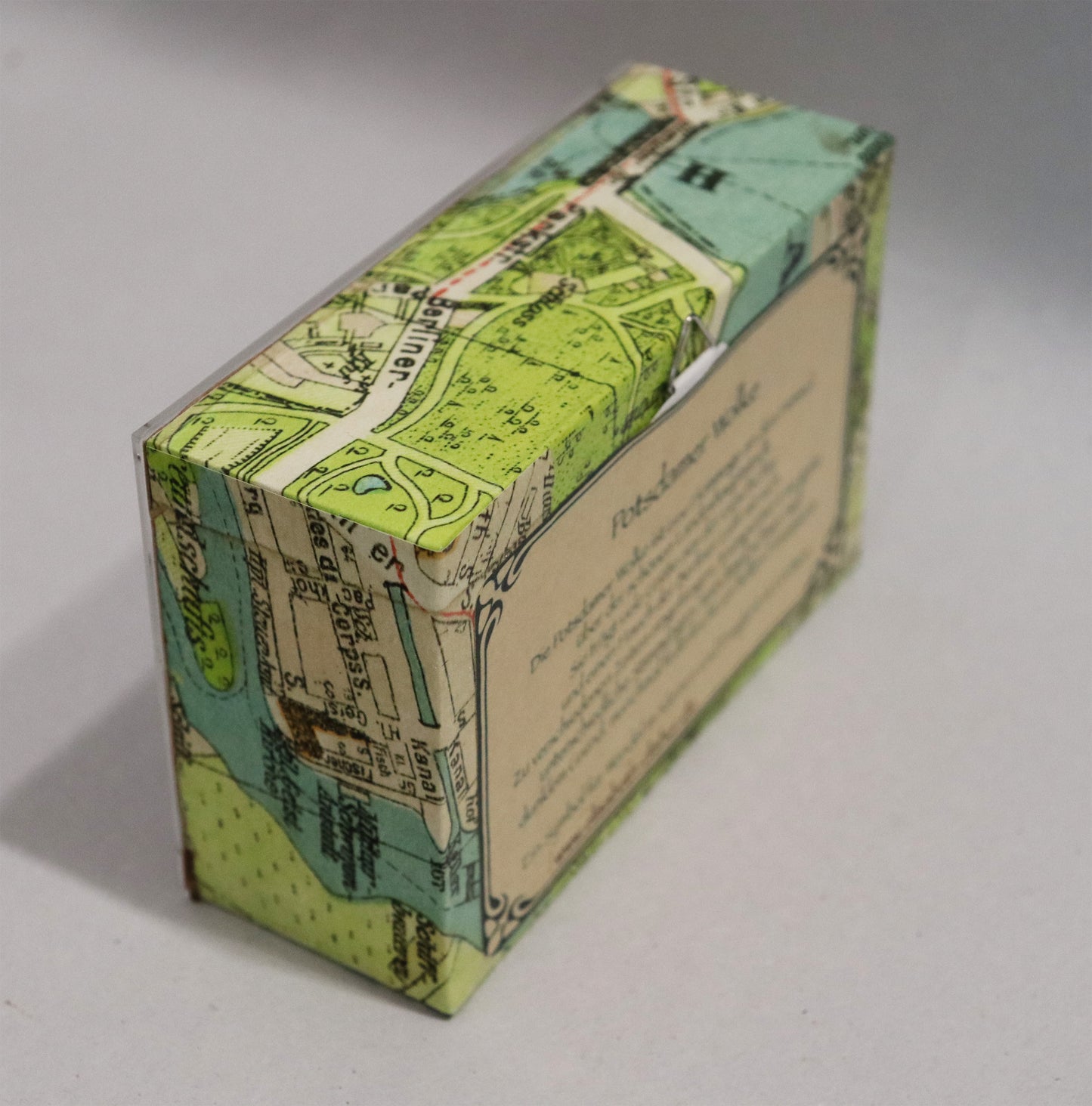 Original Objekt - Assemblage von Elisabeth Dishur, Titel „Potsdamer Wolke" – Objektkiste. Seitliche Ansicht, rechte Seite: Papiercollage mit Stadtkarte von Potsdam umfassend auf der Kiste.  Objektcollage, erhältlich bei Galerie Waldbach - What The Artist Made