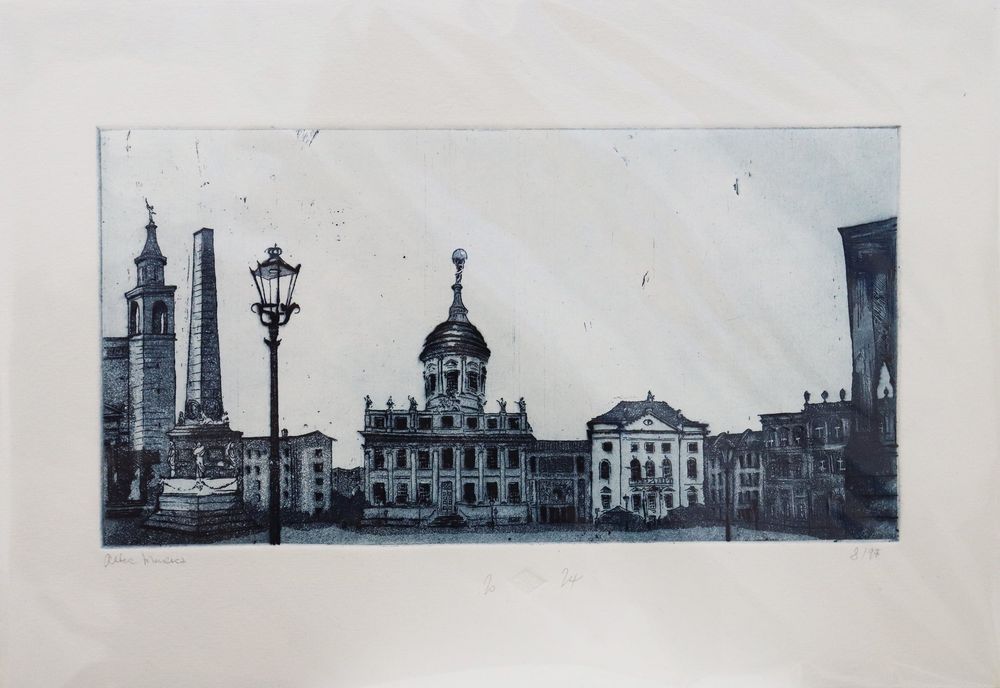 Original Radierung von Frank Lindenberg, Darstellung des Alten Marktes in Potsdam, Blick auf Altes  Rathaus/Potsdam Museum, Museum Barberini, Obelisk, im Vordergrund Teil der Nikolaikircheund Straßenlaterne, Radierung auf Karton, Farbe blau-schwarz erhältlich bei Galerie Waldbach - What The Artist Made