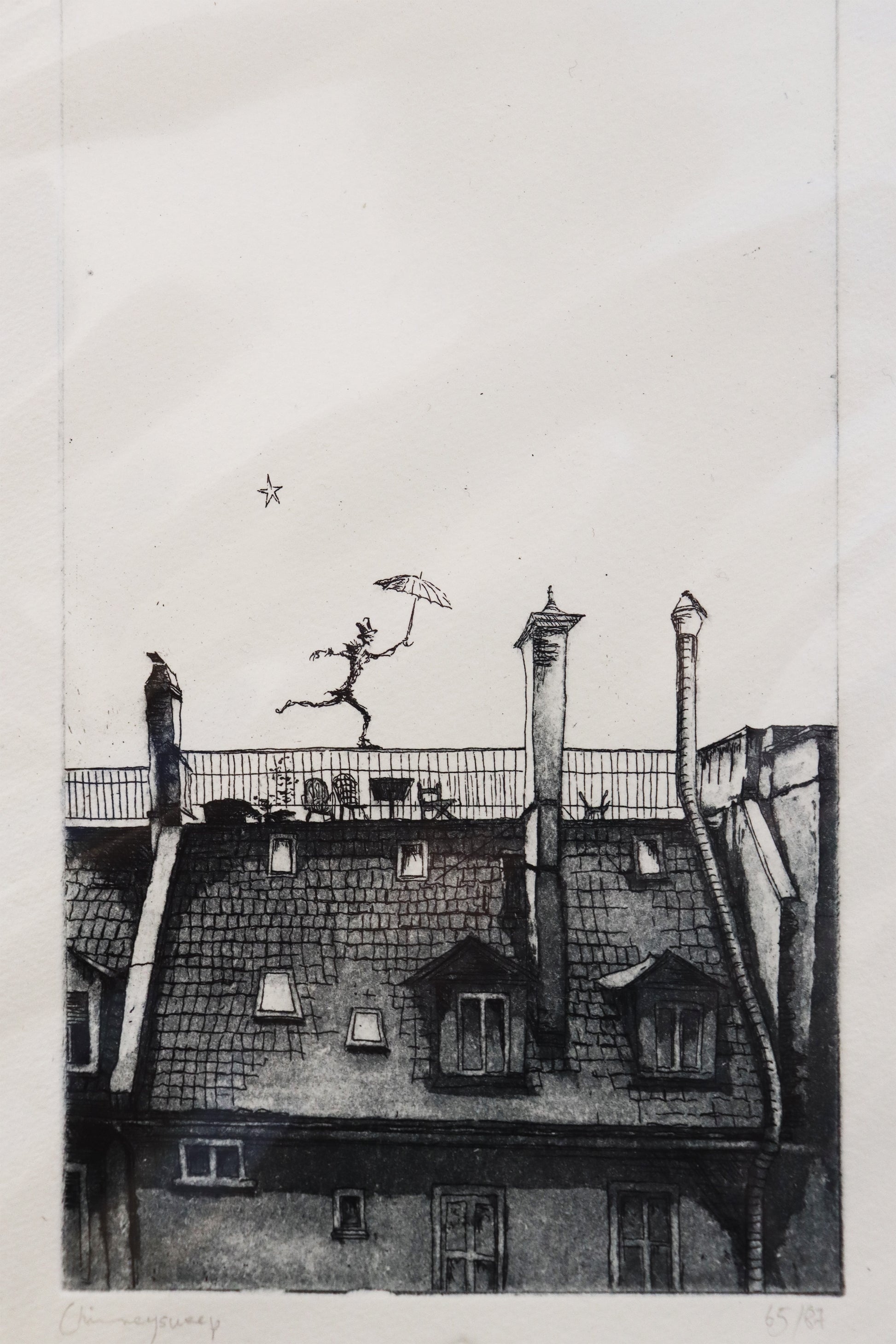 Original Radierung von Frank Lindenberg, Darstellung eines Schornsteinfegers, der mit einem (Sonnen)Schirm über ein Dach balanciert, darüber eine große Leerfläche des Himmels, Radierung auf Karton, Detailansicht, erhältlich bei Galerie Waldbach - What The Artist Made