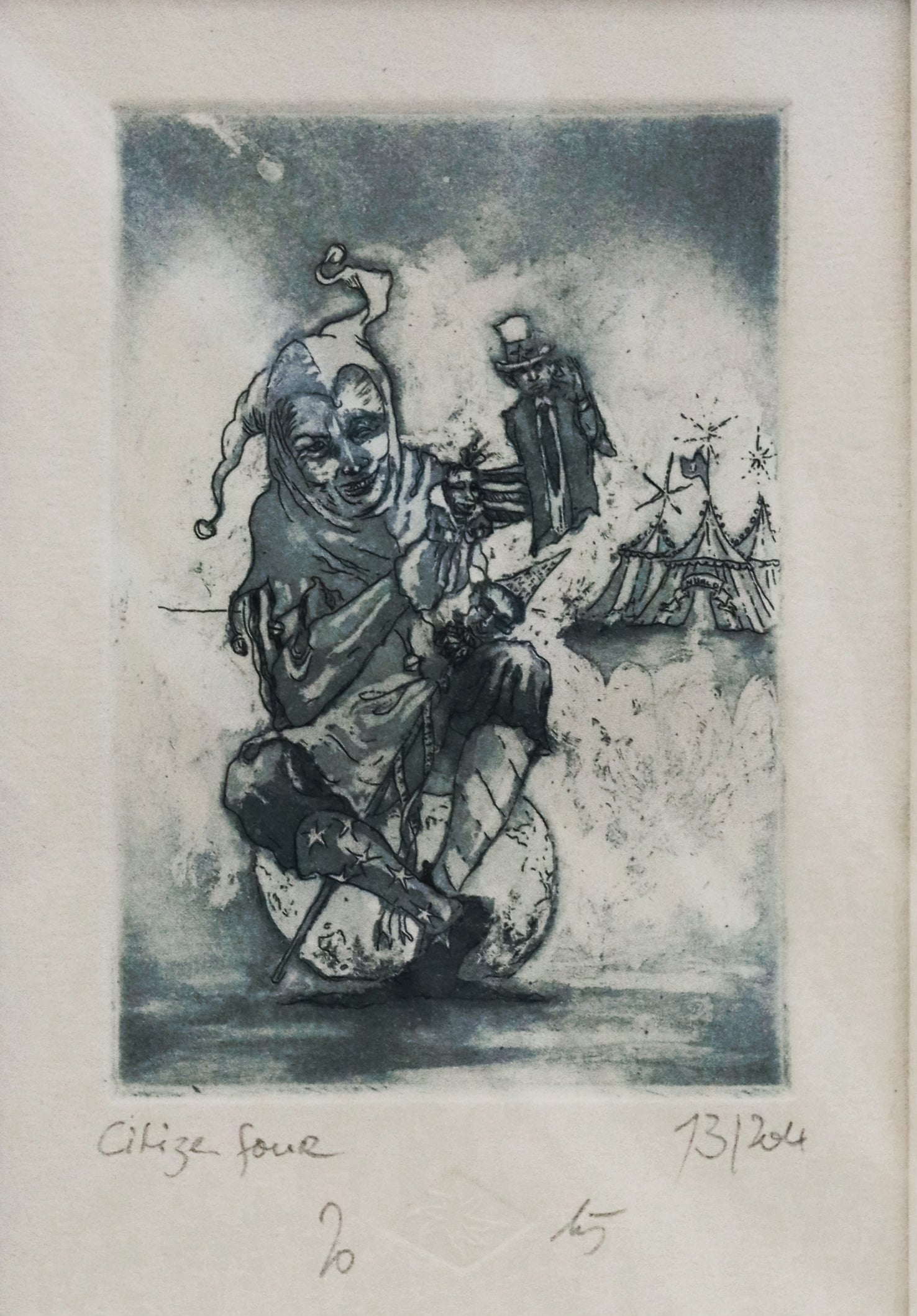 Original Radierung von Frank Lindenberg, Titel: "Citizen four"-  Darstellung eines  Narren mit drei Handpuppen vor Zirkuszelt, angedeutet als  Politiker, Radierung auf Papier , mit Titel, Signatur und Abzugnummer, Detgailansicht, erhältlich bei Galerie Waldbach - What The Artist Made