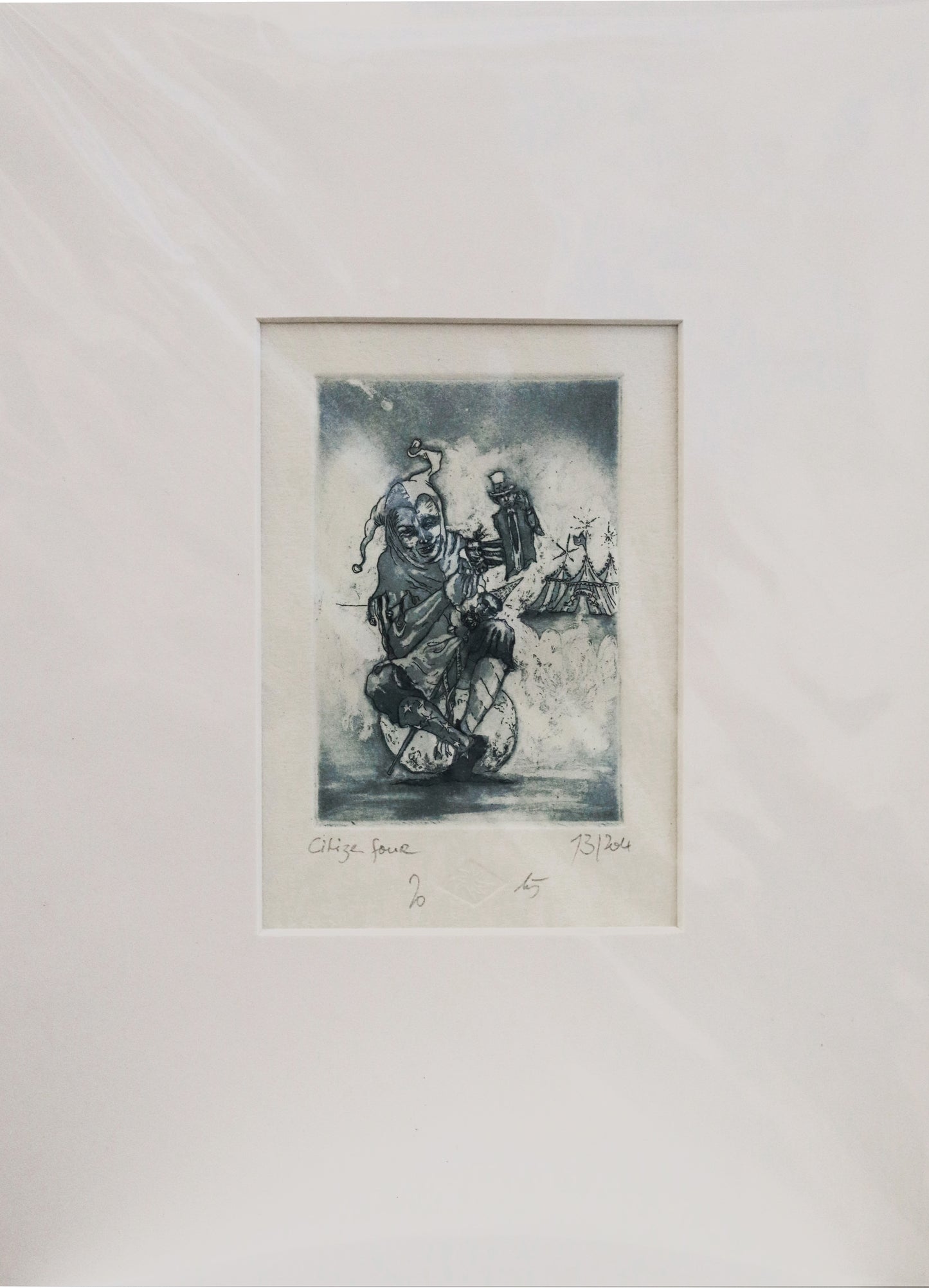 Original Radierung von Frank Lindenberg, Titel: "Citizen four"-  Darstellung eines  Narren mit drei Handpuppen vor Zirkuszelt, angedeutet als  Politiker, Radierung auf Papier , mit Titel, Signatur und Abzugnummer, erhältlich bei Galerie Waldbach - What The Artist Made