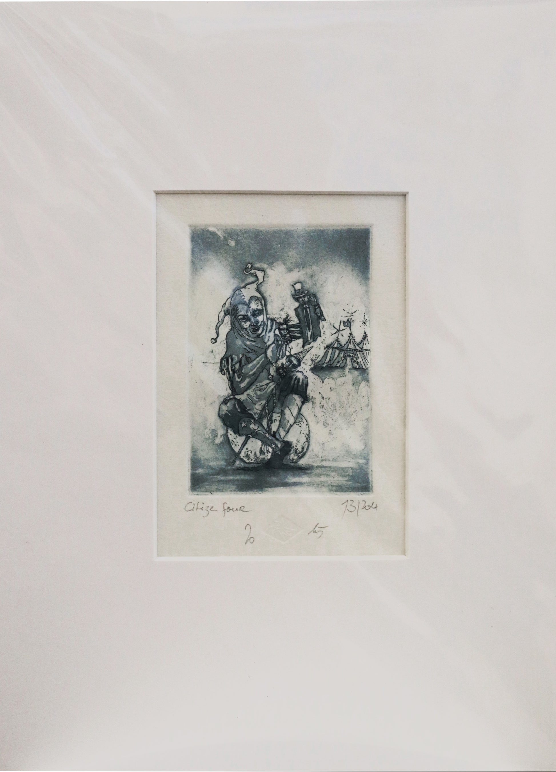 Original Radierung von Frank Lindenberg, Titel: "Citizen four"-  Darstellung eines  Narren mit drei Handpuppen vor Zirkuszelt, angedeutet als  Politiker, Radierung auf Papier , mit Titel, Signatur und Abzugnummer, erhältlich bei Galerie Waldbach - What The Artist Made