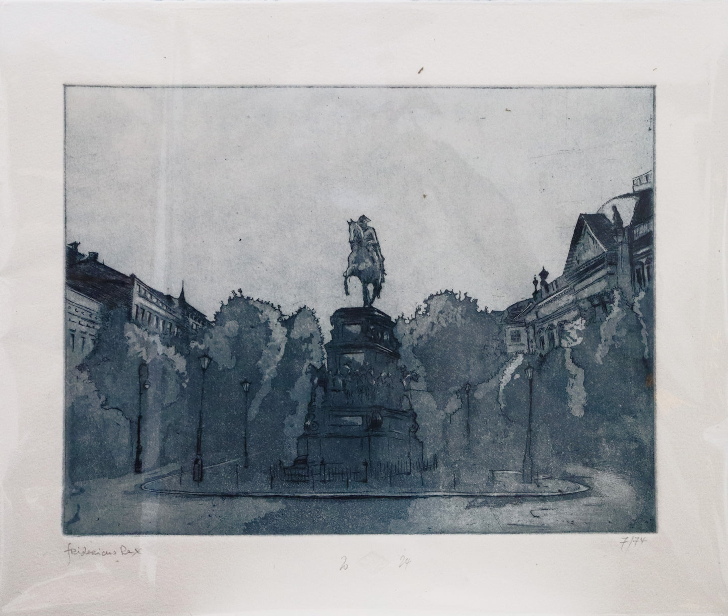 Original Radierung von Frank Lindenberg, Titel „Fridericus Rex“, Darstellung des Reiterstandbildes Friedrich des Großen am Forum Fridericianum im Berlin, Radierung auf Papier, mit Titel, Signatur und Abzugnummer, erhältlich bei Galerie Waldbach - What The Artist Made