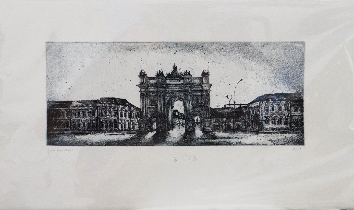 Original Radierung von Frank Lindenberg, Darstellung des Brandenburger Tores in Potsdam, Blick auf die Brandenburger Straße vom Luisenplatz aus,  Radierung auf Karton, Farbe schwarz erhältlich bei Galerie Waldbach - What The Artist Made