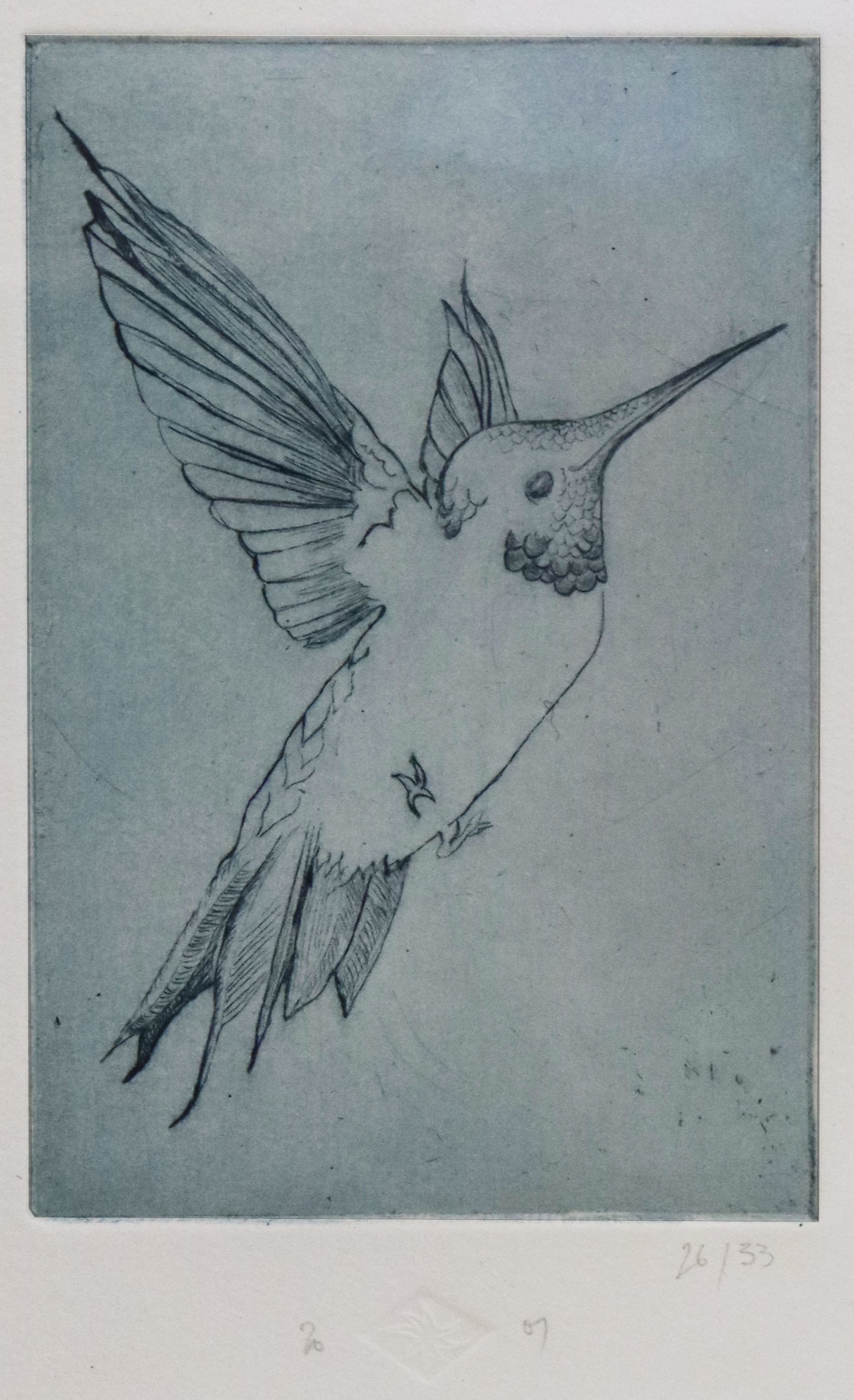 Original Radierung von Frank Lindenberg, Motiv eines Kolibris, fliegend, blau,  Radierung auf Karton, Detailansicht, erhältlich bei Galerie Waldbach - What The Artist Made