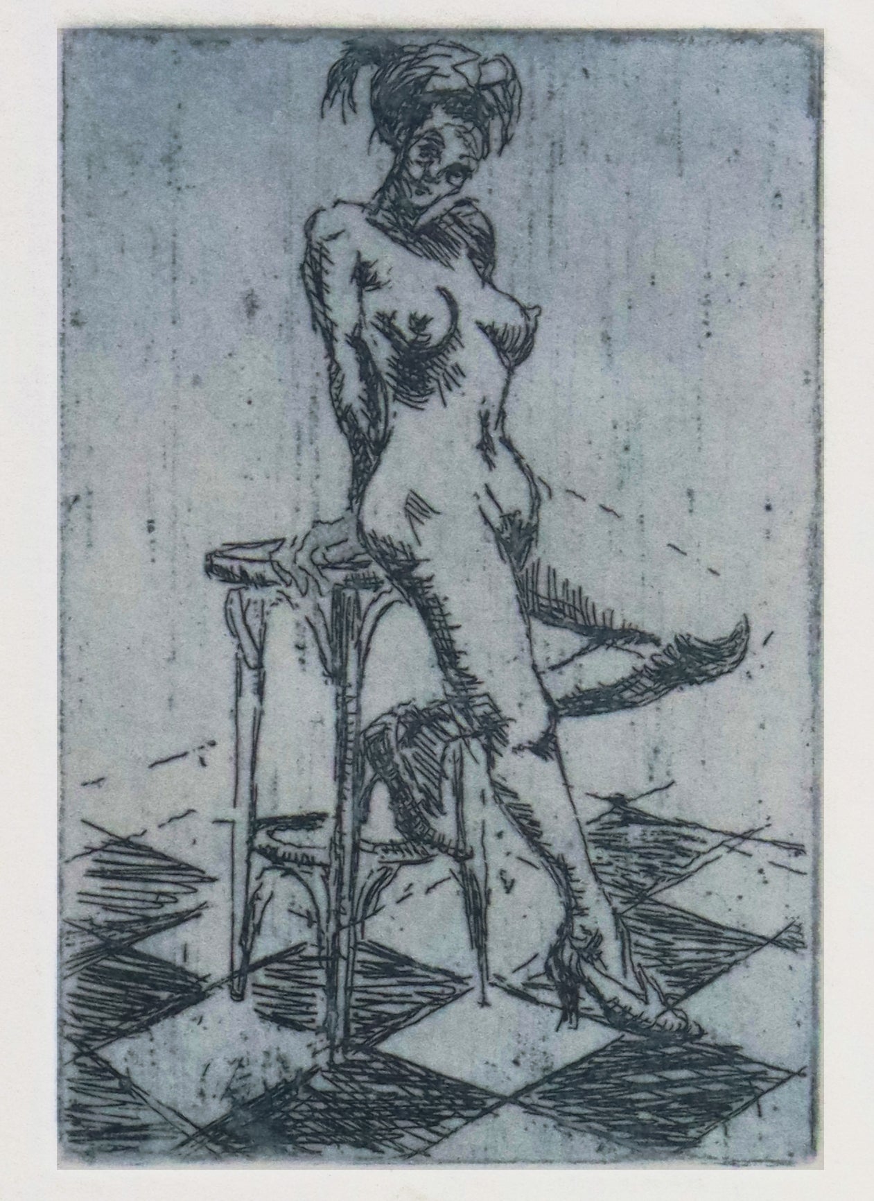 Original Radierung von Frank Lindenberg, Darstellung einer Frau als Akt mit Absatzschuhen, stehend an Barhocker gelehnt, mit Kopfschmuck, Radierung auf Karton, Detailansicht, erhältlich bei Galerie Waldbach - What The Artist Made